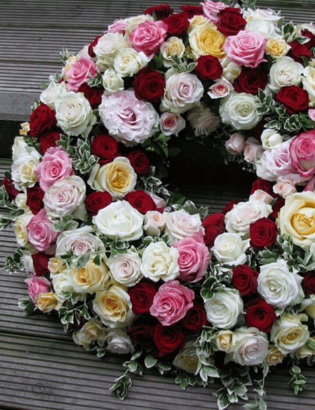 Kranz aus roten und weißen Rosen